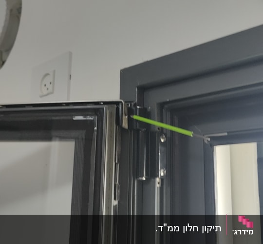 ציר חלון עם מוט ירוק לתיקון תריסים